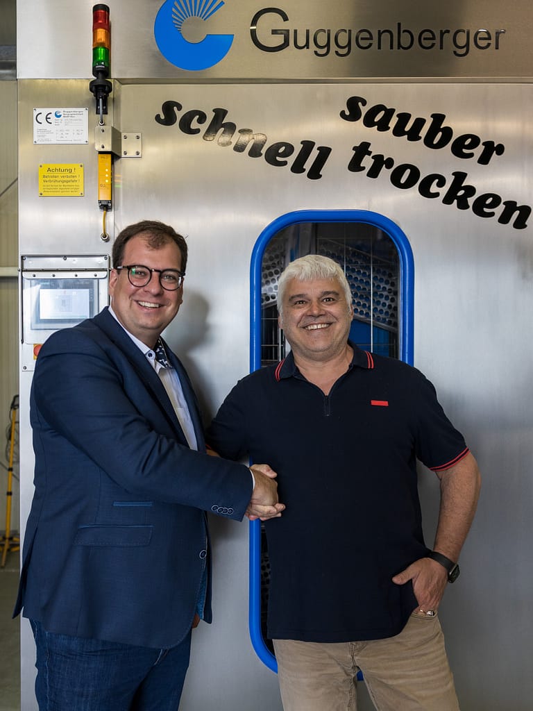 Philipp Kirschenhofer, Managing Director et Embedded Ocean, and Roland Maucher, Managing Director at Guggenberger, shaking hands