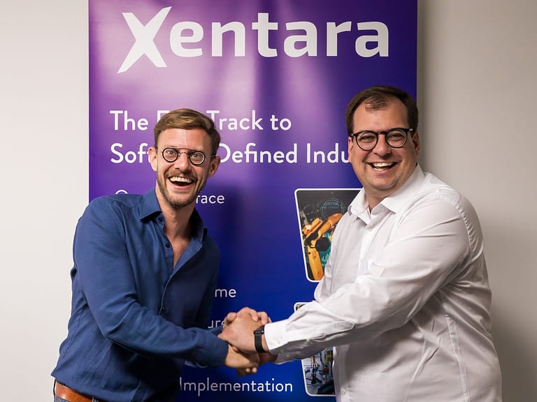 Nils Meinhardt, General Manager at MRstudios and Philipp Kirschenhofer, Managing Director et Embedded Ocean, shaking hands